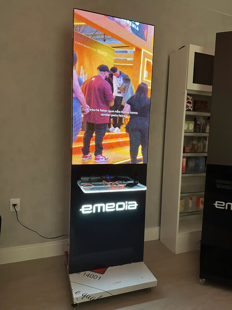 Totem Emedia com tela LED e estação de recarga iluminada